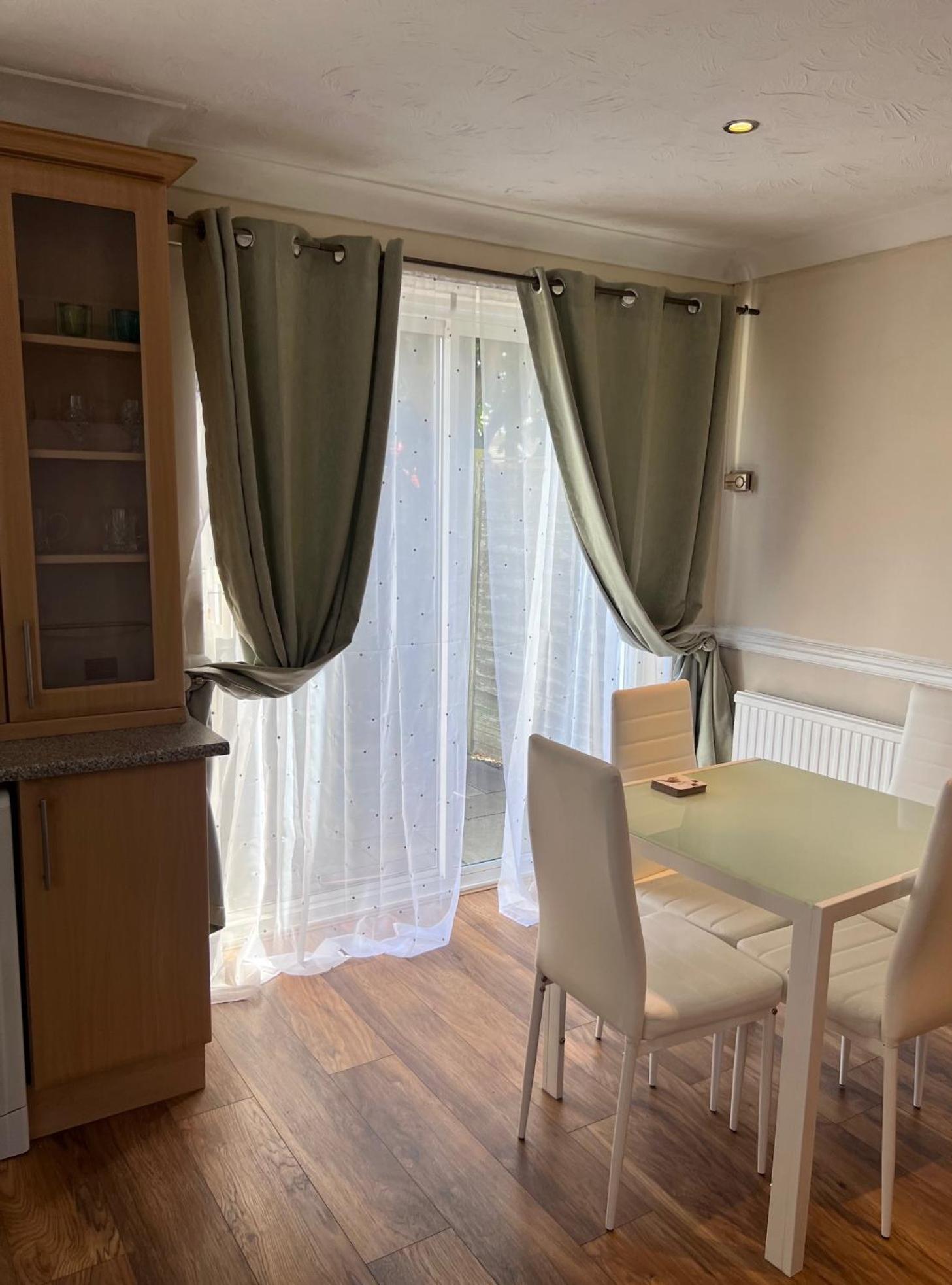 Newport Pagnel Guest House นิวพอร์ตแพกเนลล์ ภายนอก รูปภาพ